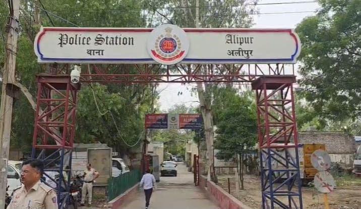 अलीपुर मे जहरीले सांप ने पुरे परिवार को काटा दो की मौत। एक बच्चा गंभीर,