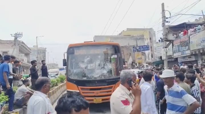 दिल्ली में तेज रफ्तार DTC बस ने ली महिला की जान! पुठ कलां गाँव में हादसे से नाराज ग्रामीणों का फूटा गुस्सा