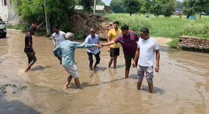 नरेला वार्ड-5: सड़क या बहता गंदा नाला? राजधानी में 'विकास' के दावों की खुली पोल!