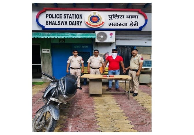 आउटर नॉर्थ जिला पुलिस की भलस्वा डेयरी टीम ने मुस्तैदी दिखाते हुए लूट के आरोपी को धर दबोचा