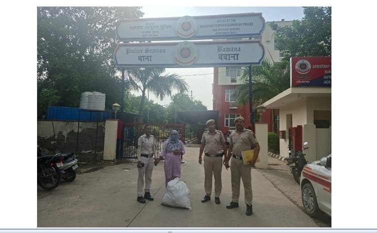 बवाना में श्मशान घाट के पास गश्त कर रही पुलिस टीम ने महिला तस्कर को धर दबोचा।