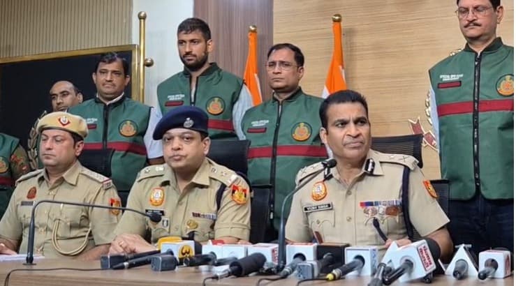 दिल्ली के कंझावला में बड़ा पुलिस ऑपरेशन: STF और बदमाशों के बीच मुठभेड़, भारी मात्रा में अवैध हथियार बरामद!