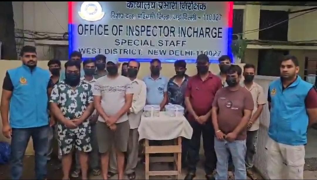 Delhi : इंद्रपुरी में चल रहे अवैध जुए के बड़े सिंडिकेट का भंडाफोड़। आधी रात को पुलिस की 'सर्जिकल स्ट्राइक' में 15 जुआरी गिरफ्तार