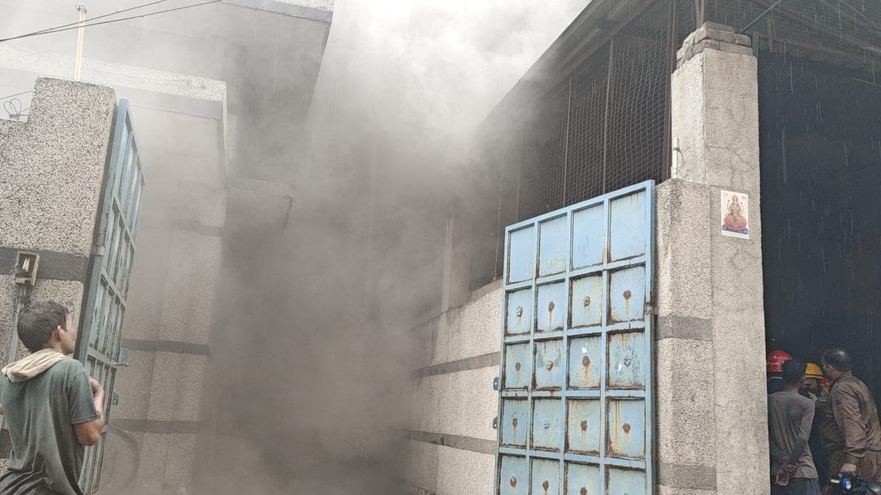 नरेला इंडस्ट्रियल एरिया स्थित एक PVC प्लास्टिक दाना बनाने वाली फैक्ट्री लगी भीषण आग