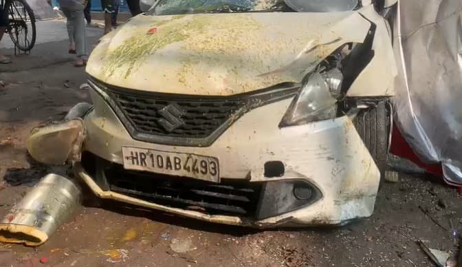 नरेला में रफ्तार का कहर: बेकाबू बलेनो कार ने रेहड़ी और बाइक को उड़ाया, चालक फरार