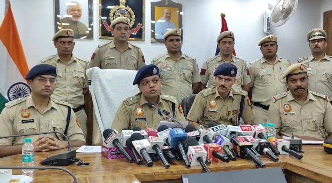 Delhi : ₹700 के विवाद में युवक की चाकू मारकर हत्या, तीन आरोपी गिरफ्तार