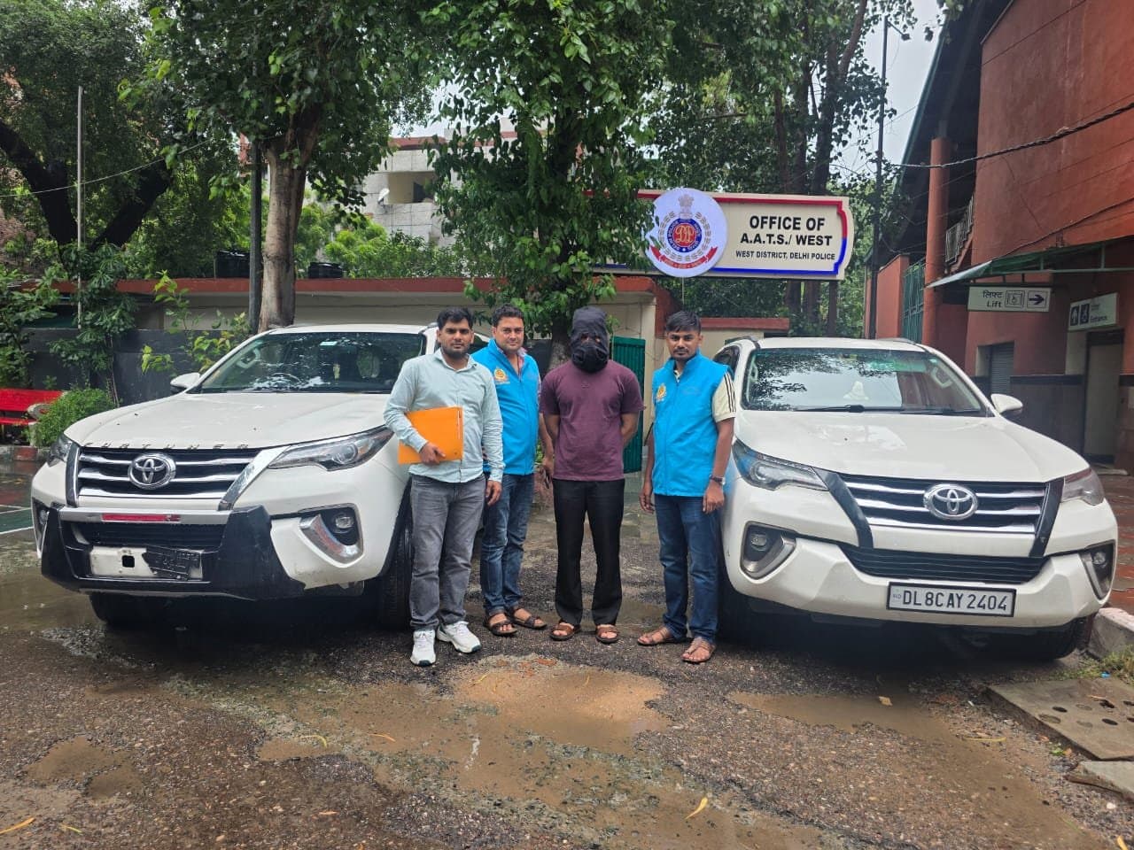 Delhi : एक नंबर, दो Fortuner और चोरी का खेल खत्म! AATS West ने दो चोरी की लग्जरी SUV बरामद कर आरोपी को दबोचा