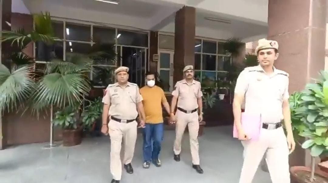 Delhi : मंदिर में चांदी के नाग की चोरी का 24 घंटे में खुलासा, चोर और सर्राफा कारोबारी गिरफ्तार