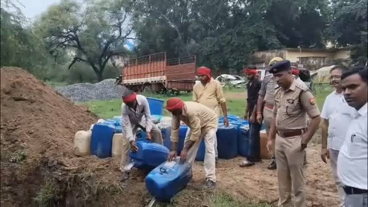 Jhansi : चिरगांव पुलिस ने 22,500 लीटर अवैध शराब का किया विनष्टीकरण