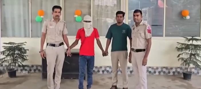 प्रेम प्रसंग के शक में भाई बना हैवान! बुराड़ी में बहन की हत्या कर शव सूटकेस में फेंका, पुलिस ने आरोपी चचेरे भाई को किया गिरफ्तार।"