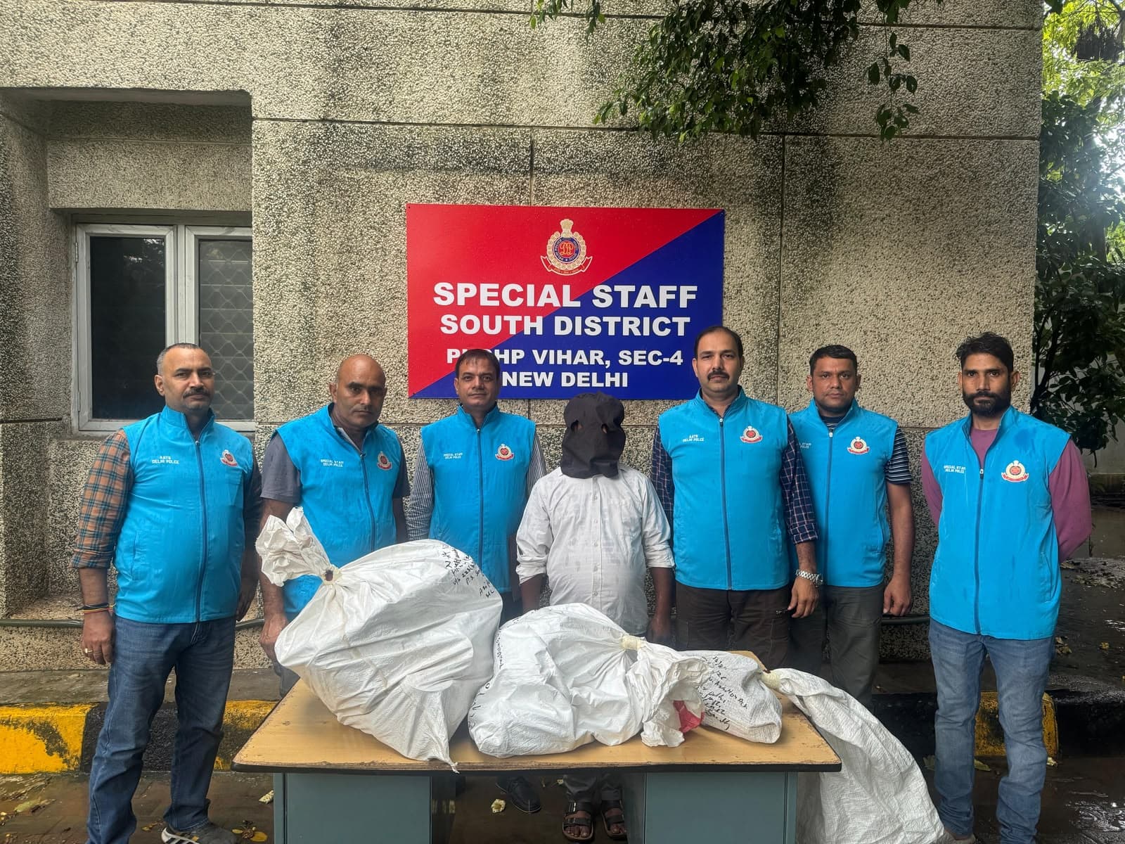 दिल्ली पुलिस की बड़ी कार्रवाई: 46 चरखियां प्रतिबंधित चीनी मांझा ज़ब्त, एक आरोपी गिरफ्तार