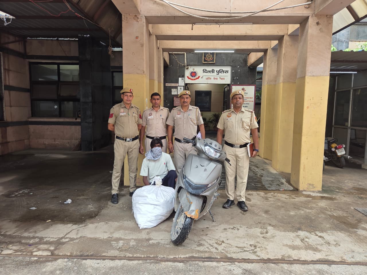 Delhi : हौज काज़ी पुलिस की बड़ी कार्रवाई, हरियाणा की 200 अवैध शराब की बोतलें बरामद; आरोपी गिरफ्तार