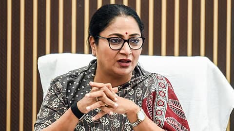 Delhi : सत्य निकेतन में चार मंजिला इमारत ढही, 3 घायल एम्स ट्रॉमा सेंटर में भर्ती;CM रेखा गुप्ता ने दिए सख्त निर्देश