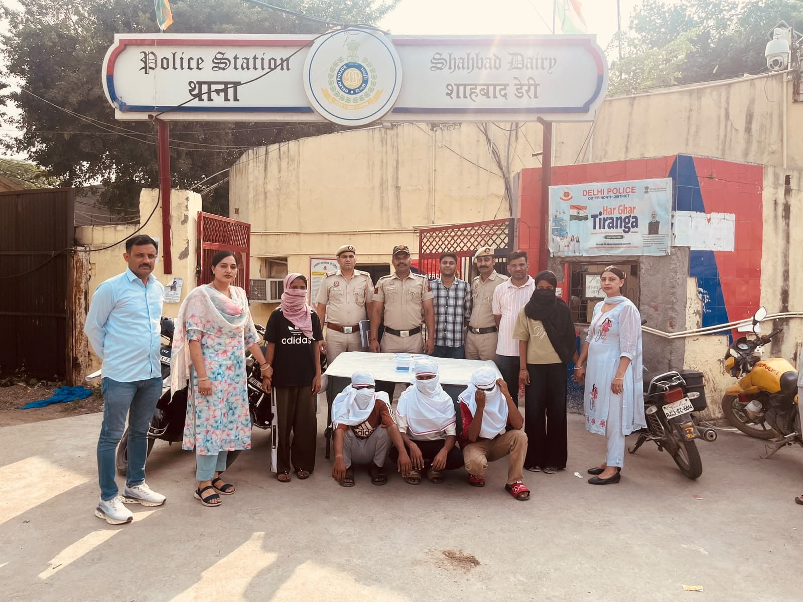 Delhi : मामूली सड़क हादसे ने ली ई-रिक्शा चालक की जान, दो महिलाओं समेत 5 गिरफ्तार; शाहबाद डेयरी पुलिस ने सुलझाई हत्या की गुत्थी..!