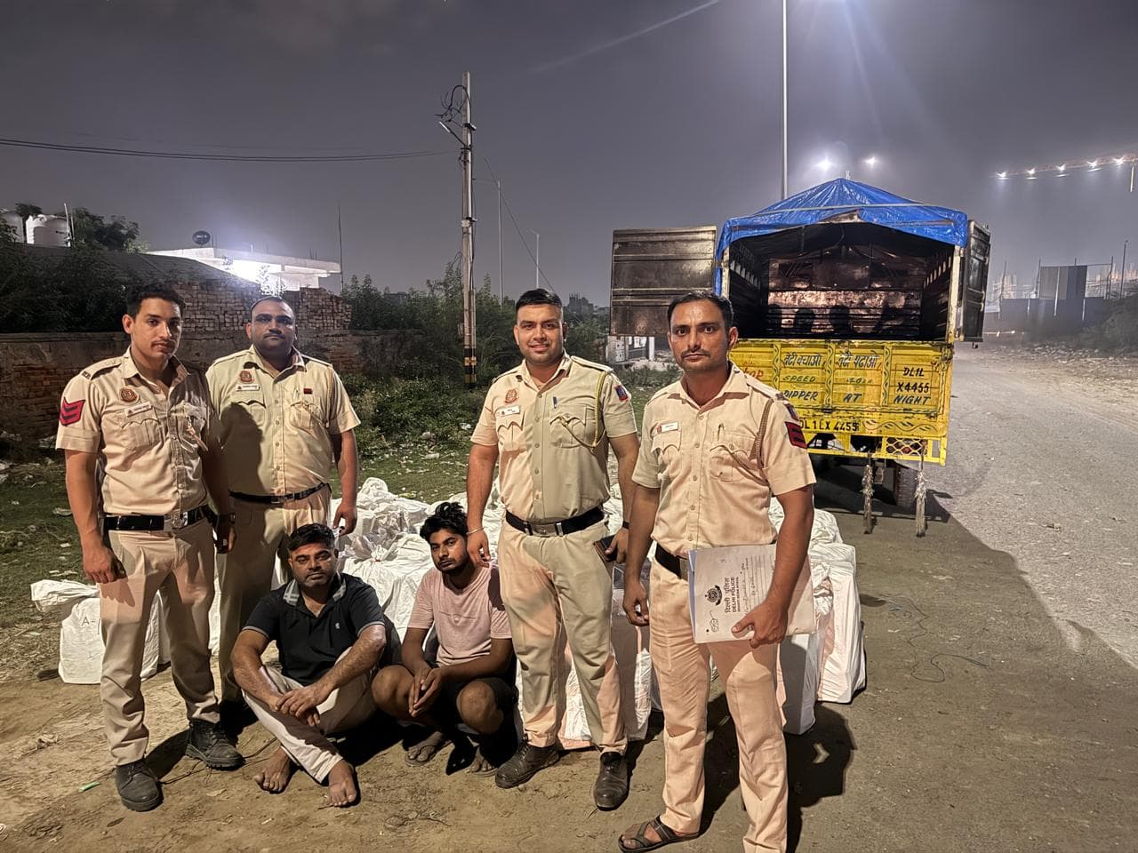 Delhi : शाहबाद डेयरी पुलिस का बड़ा एक्शन: 117 कार्टन अवैध शराब के साथ महिंद्रा पिक-अप ज़ब्त, दो तस्कर गिरफ्तार...!