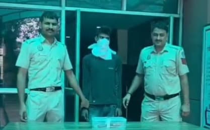रोहिणी में वाहन चोर गिरफ्तार, चोरी की स्कूटी और देसी पिस्तौल बरामद