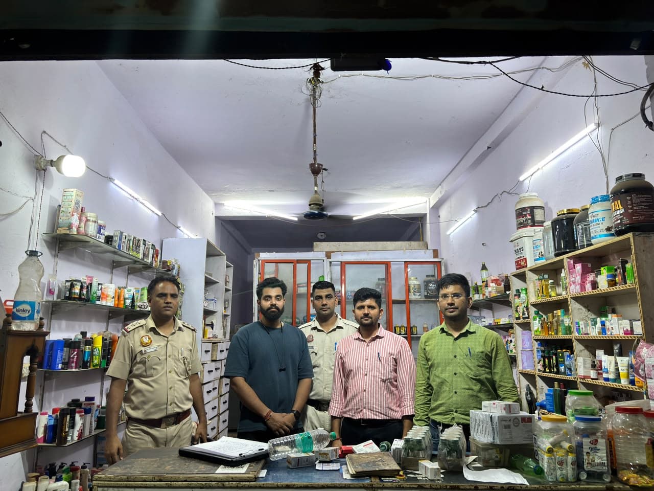 दिल्ली: पूठ खुर्द में मेडिकल स्टोर पर पुलिस व ड्रग कंट्रोल विभाग की बड़ी कार्रवाई; बिना पर्ची के बेची जा रही थीं नशे के रूप में इस्तेमाल होने वाली दवाएं..!