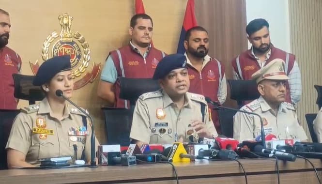 दिल्ली पुलिस का 'ऑपरेशन शस्त्र': रोहिणी में 74 अपराधी गिरफ्तार