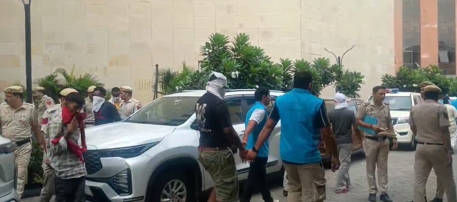 Delhi ; ड्रग्स नेटवर्क पर पुलिस का बड़ा एक्शन, 6 विदेशी नागरिक समेत 20+ आरोपी गिरफ्तार