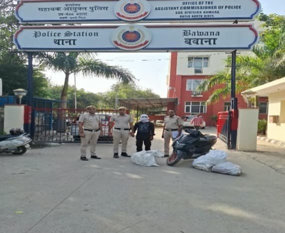 बवाना में अवैध शराब पर पुलिस का बड़ा एक्शन, 400 क्वार्टर के साथ आरोपी गिरफ्तार