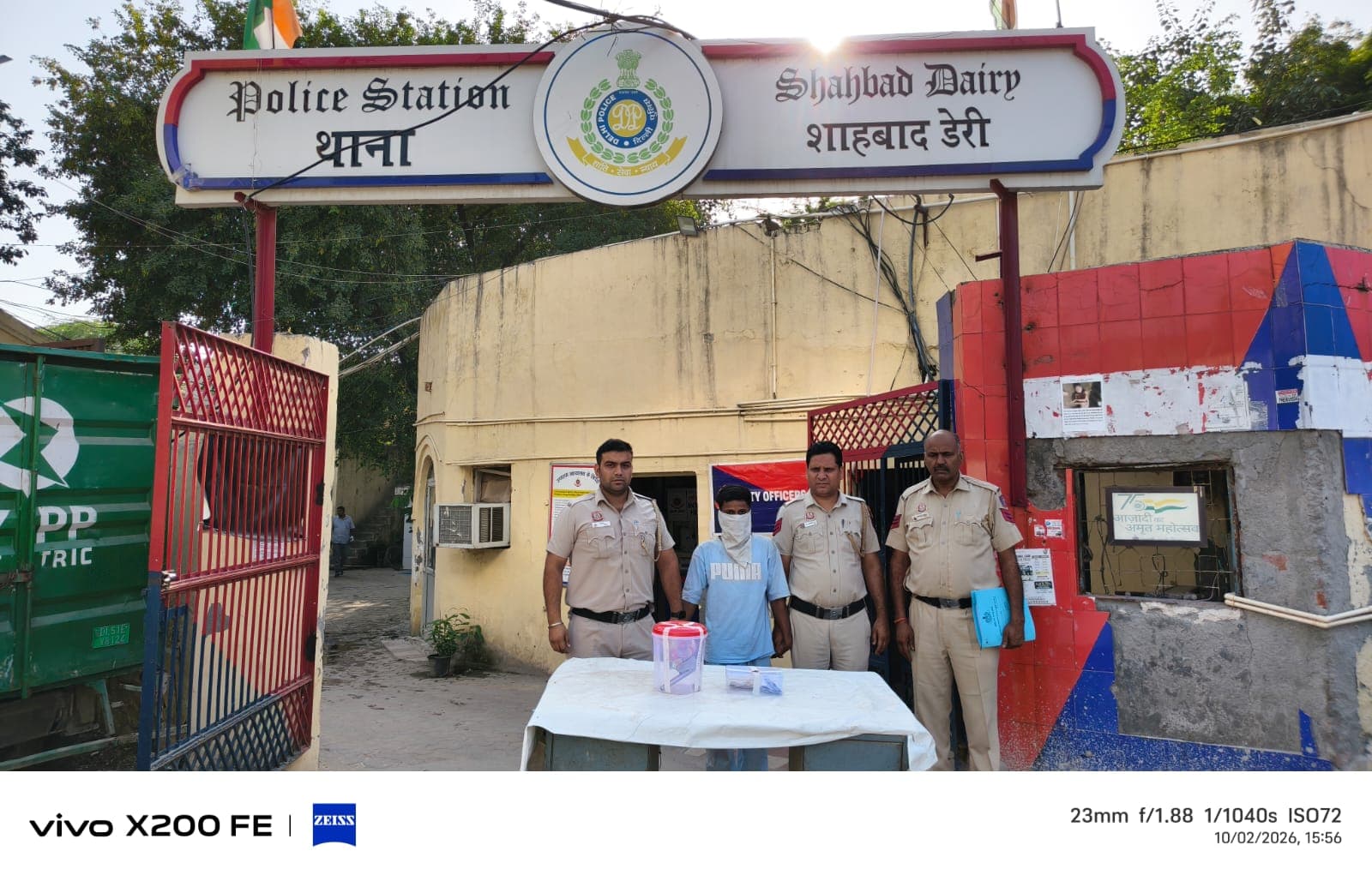 शाहबाद डेयरी: हथियारबंद लुटेरा गिरफ्तार, अवैध पिस्तौल, कारतूस, नकदी और चोरी के दस्तावेज बरामद..!