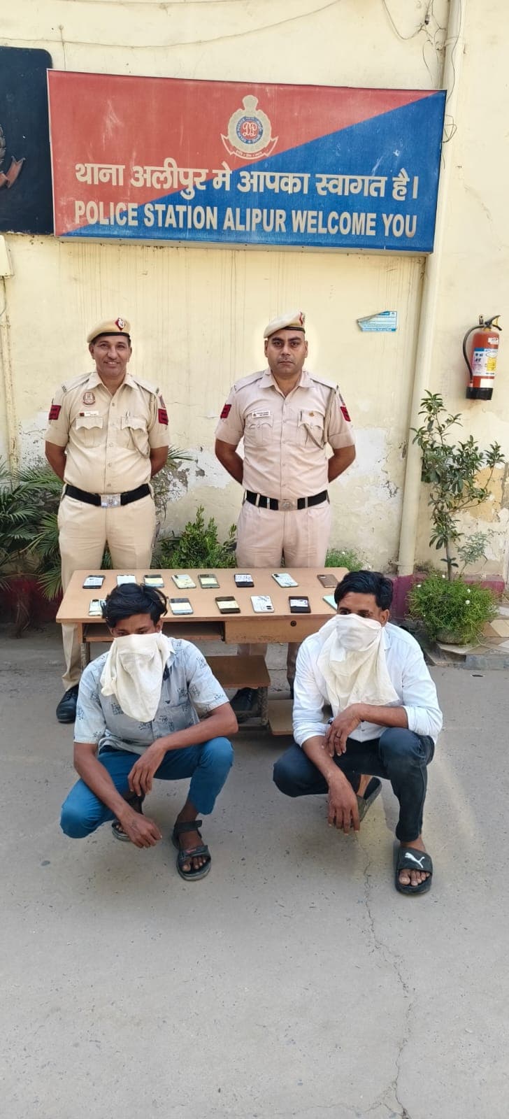 Delhi : अलीपुर में मोबाइल स्नैचिंग नेटवर्क का खुलासा, 2 आरोपी गिरफ्तार; 15 फोन बरामद