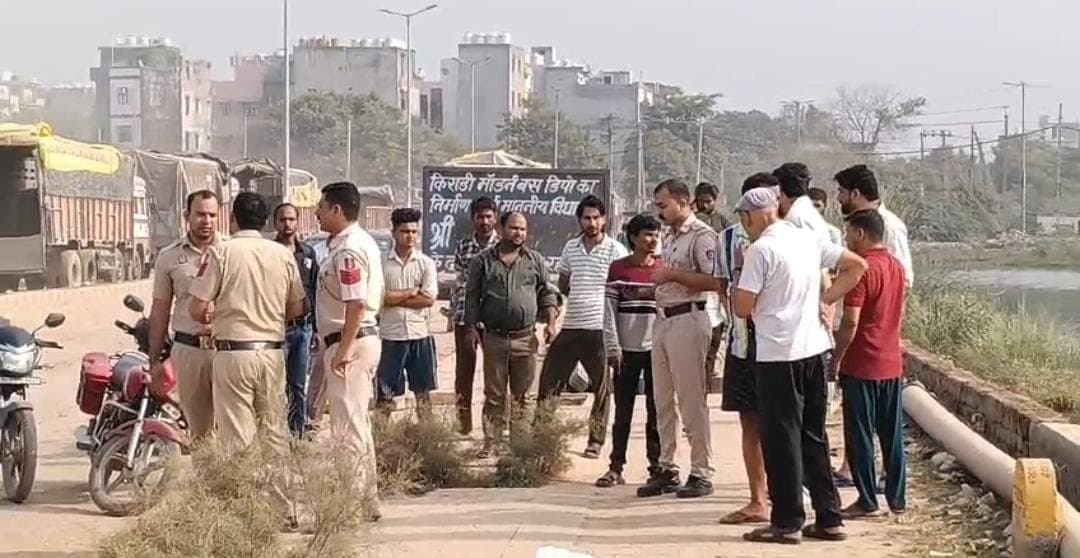 Delhi : रोहिणी सेक्टर-39 के प्रेम नगर में पानी से भरे खाली प्लॉट में मिला 7 साल के बच्चे का शव