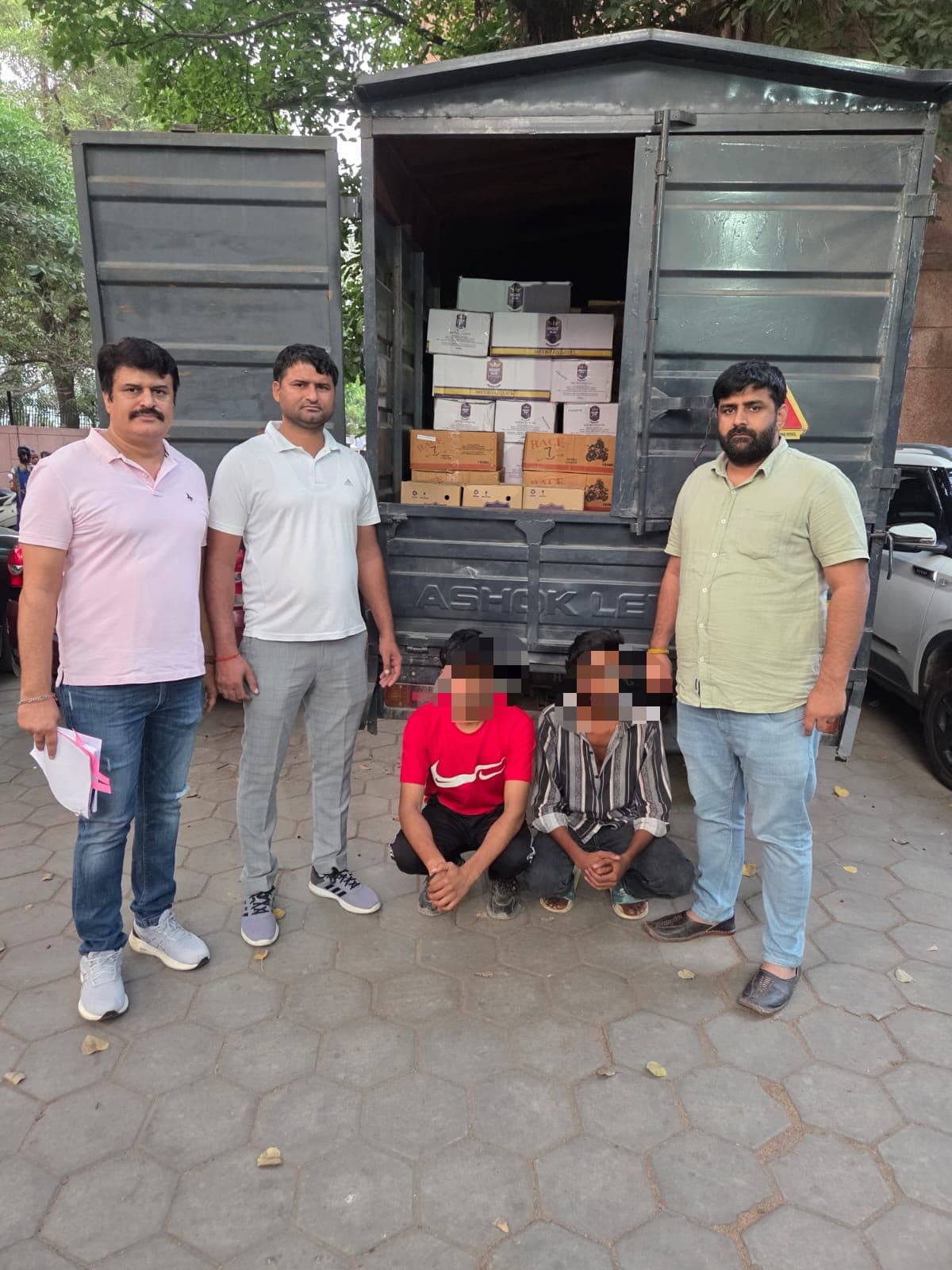 Delhi : दिल्ली पुलिस की बड़ी कार्रवाई, अवैध शराब की खेप के साथ दो तस्कर गिरफ्तार
