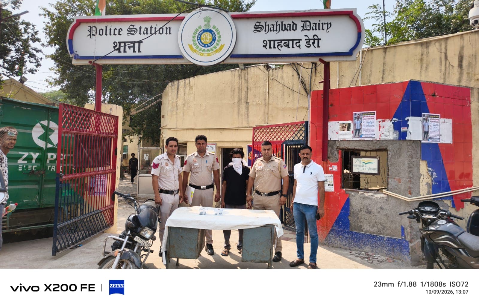 Delhi : शाहबाद डेयरी में पुलिस ने आरोपी को किया गिरफ्तार, चोरी की बाइक, छीना गया मोबाइल और अवैध चाकू बरामद