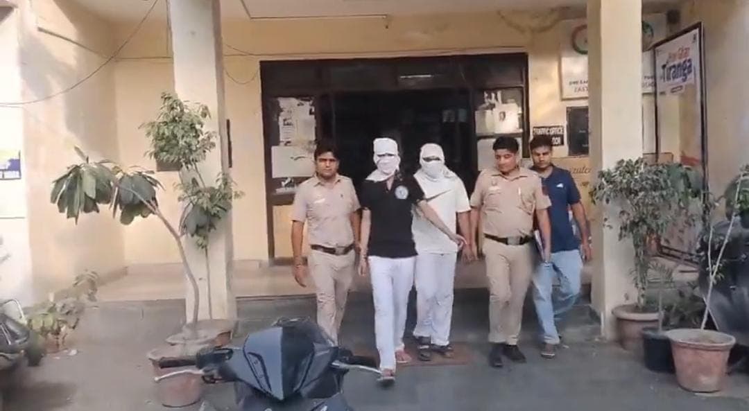 Delhi : लक्ष्मी नगर पुलिस ने दो शातिर स्नैचर्स को दबोचा, छीना गया मोबाइल और चोरी की स्कूटी बरामद