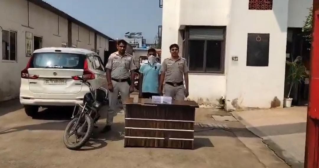 Delhi : रोहिणी सेक्टर-18 में 20 मामलों वाला बदमाश गिरफ्तार, पिस्तौल और चोरी की बाइक बरामद