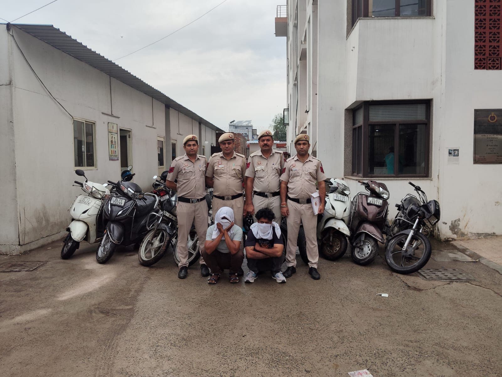 समयपुर बादली पुलिस की कार्रवाई, दो वाहन चोर गिरफ्तार; चोरी की 10 बाइक-स्कूटी बरामद