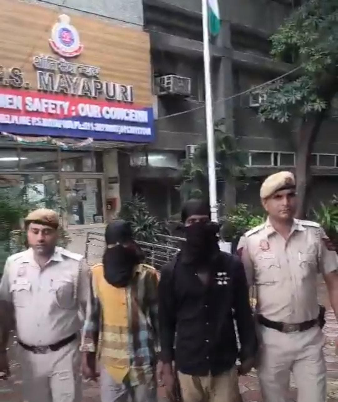Delhi : राहगीर की गर्दन दबाकर मोबाइल लूटा, भागने से पहले ही पुलिस ने दो लुटेरों को दबोचा