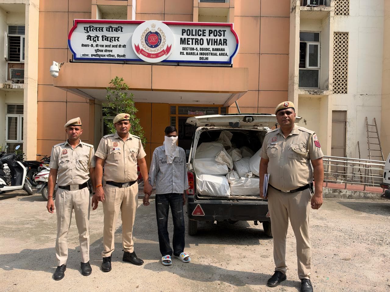 Delhi : आउटर नॉर्थ जिले की पुलिस ने पकड़ी अवैध शराब, मारुति ईको गाड़ी और 52 कार्टन के साथ एक तस्कर गिरफ्तार