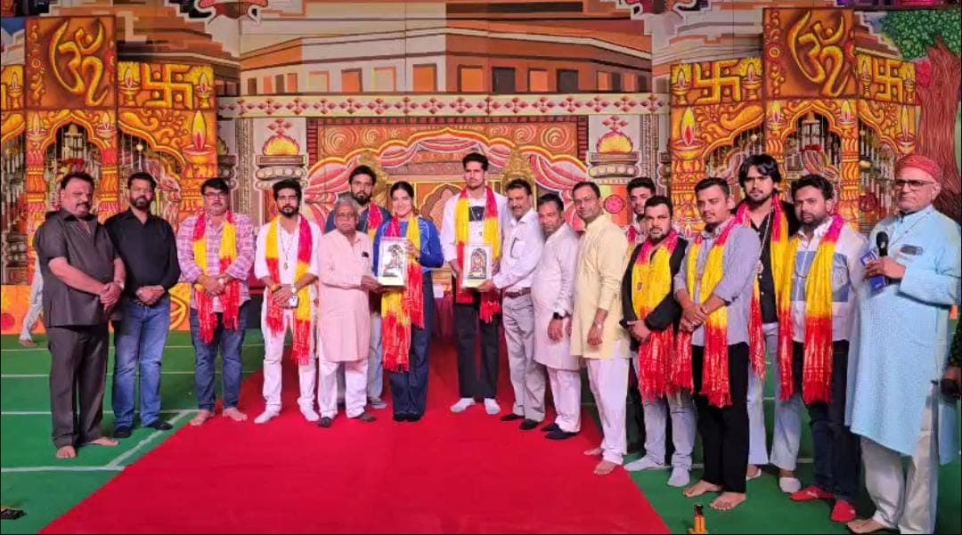 नरेला की सुभाष रामलीला में गूंजा खिलाड़ियों का सम्मान! गोल्ड मेडलिस्ट गौरव खत्री और शिल्पी डबास का भव्य स्वागत