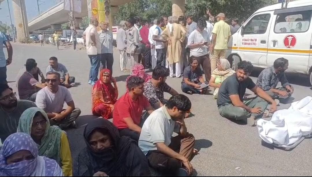 Delhi : आनंद पर्वत हादसा: मृतकों के परिजनों का फूटा गुस्सा, शव रखकर किया चक्का जाम!