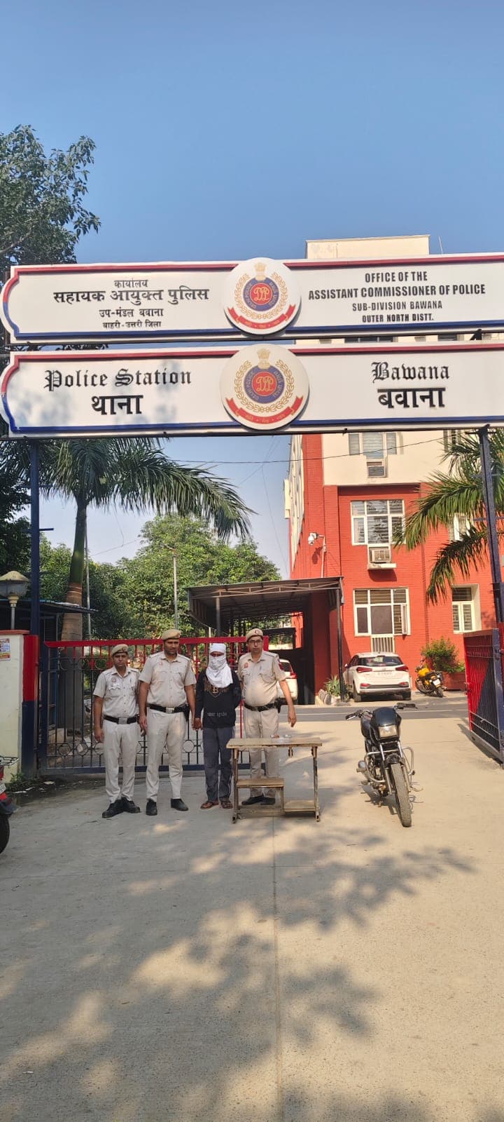 Delhi : बवाना में मोबाइल स्नैचिंग करने वाला शातिर गिरफ्तार, दो फोन और बाइक बरामद..!