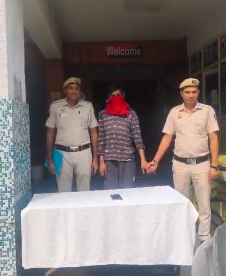 विकासपुरी पुलिस की गिरफ्त में 20 से ज्यादा मामलों में संलिप्त आरोपी, चोरी की स्कूटी और मोबाइल बरामद