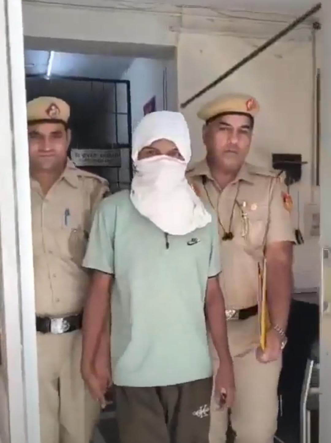 Delhi : दिल्ली में मोबाइल स्नैचिंग करने वाले दो संदिग्ध पकड़े, चोरी की स्कूटी भी बरामद