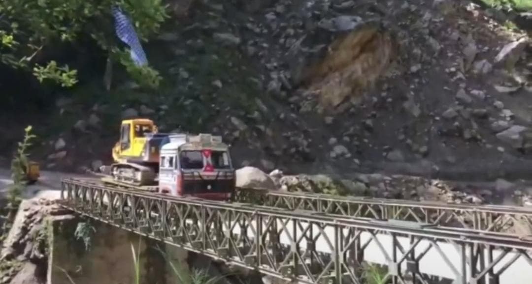 पिथौरागढ़ के मुनस्यारी में बड़ा हादसा, पोकलेन मशीन से लदा ट्रक नदी में गिरा