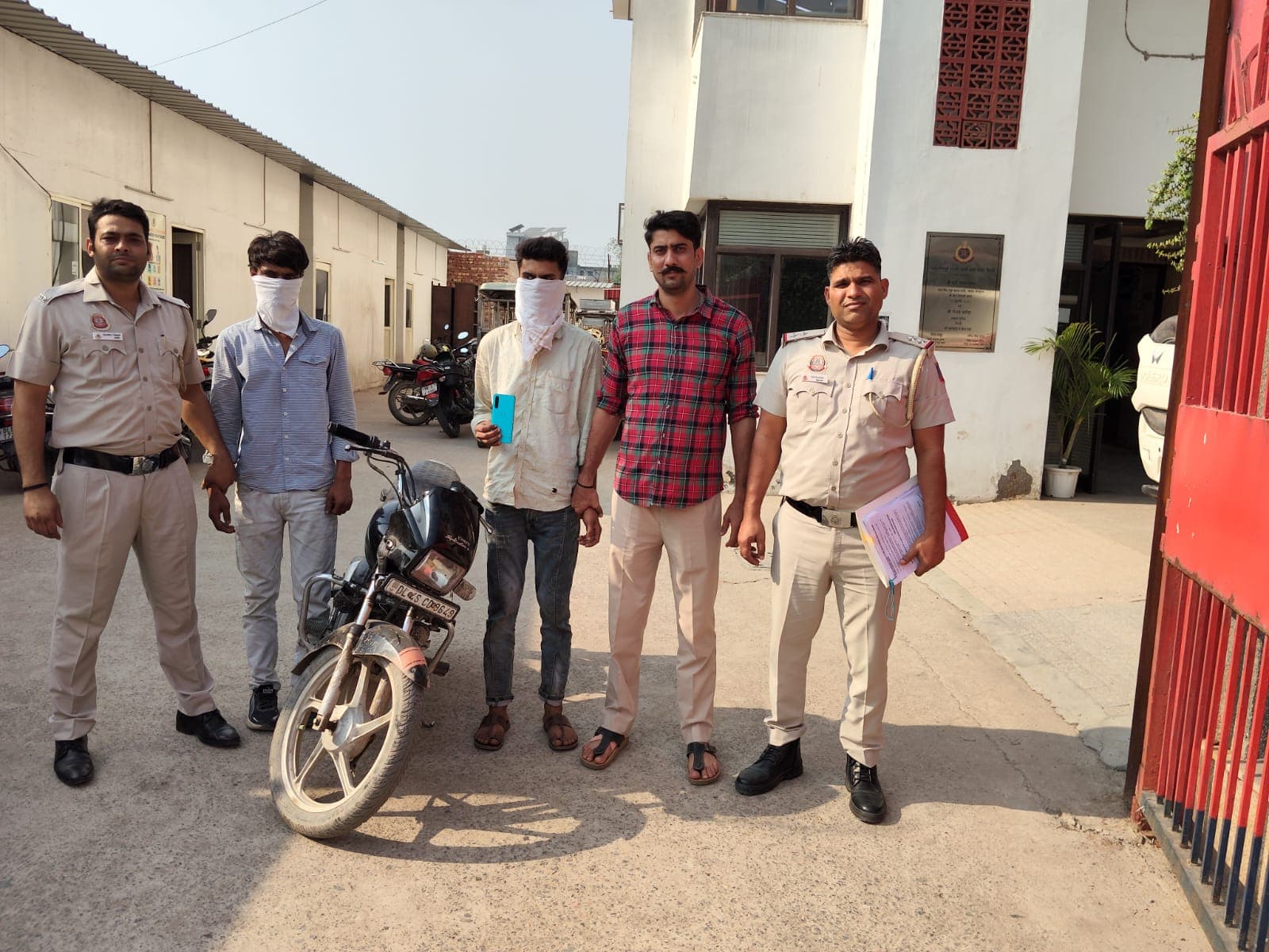 बादली पुलिस ने दो वाहन चोरों को दबोचा, चोरी की बाइक और वनप्लस मोबाइल बरामद